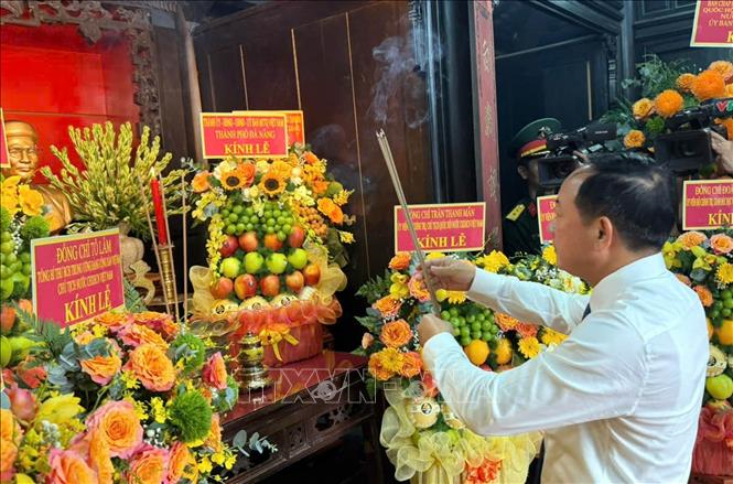 Trưởng Ban Tuyên giáo Trung ương dâng hương tại Nhà lưu niệm cụ Huỳnh Thúc Kháng